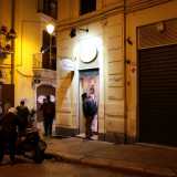 La salumeria da Nino si trova in via Vallisa, a due passi dall'affollatissima piazza del Ferrarese